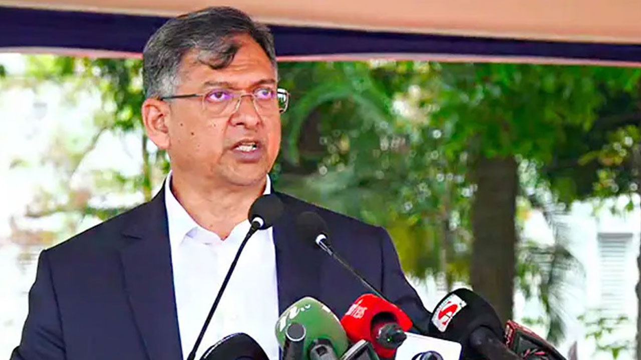 পুলিশের বর্তমান পোশাকে অসন্তুষ্টি: নতুন পোশাকের ইঙ্গিত দিলেন স্বরাষ্ট্রমন্ত্রী